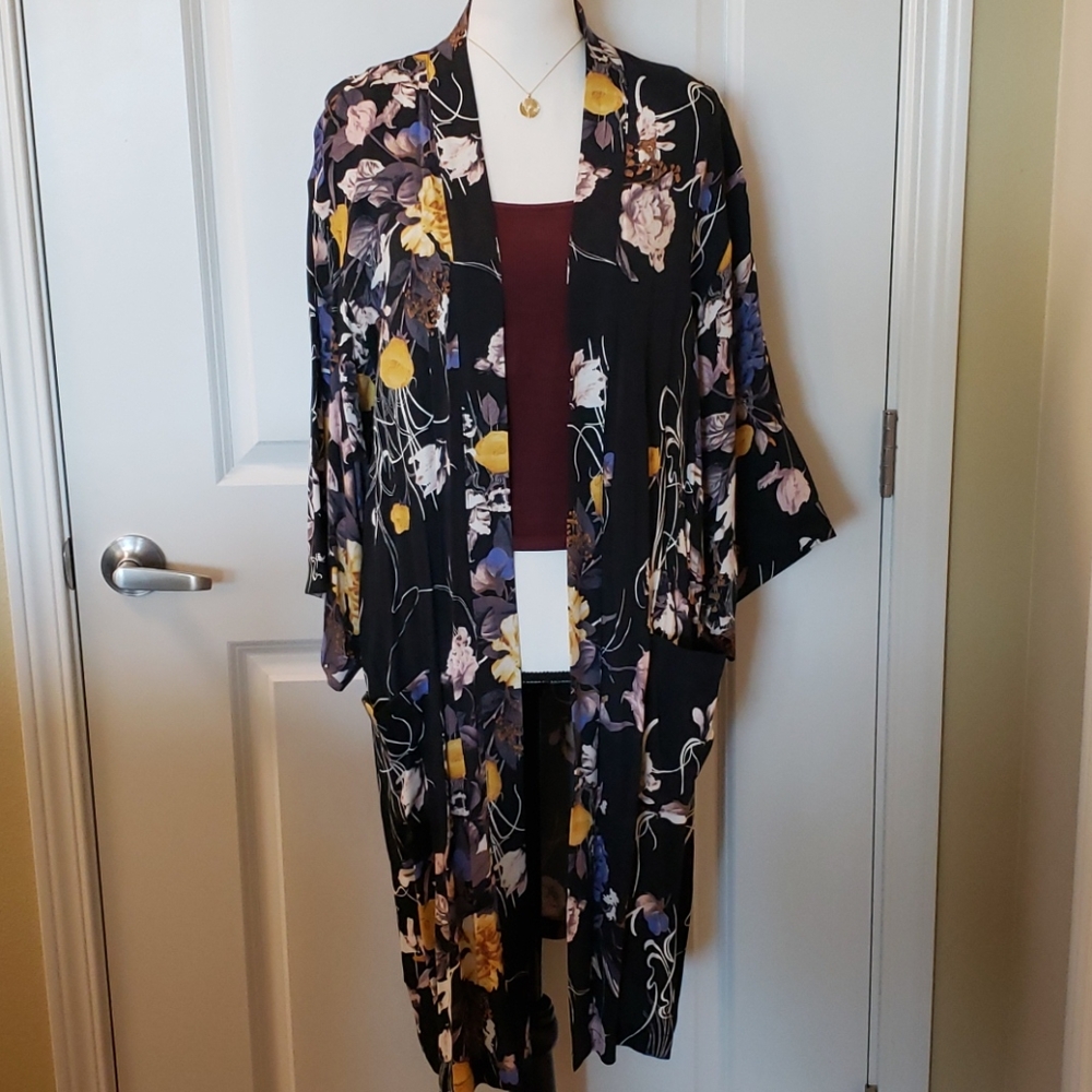 Chelsea28 Floral Kimono size xs/s